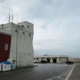 Per trovare la seconda torre da visitare � necessario arrivare fino a Santo Spirito, il quartiere pi� settentrionale di Bari. La struttura si trova in centro, alla fine del lungomare: da una parte guarda il porticciolo, dall�altra il mare aperto